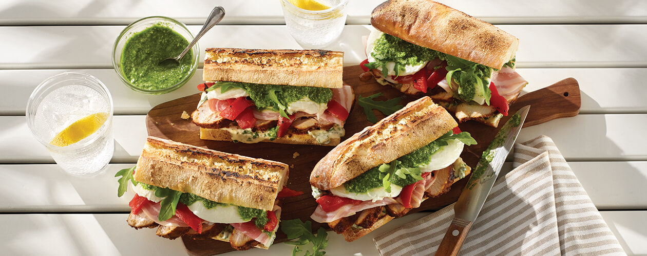 Grilled chicken sandwich with arugula pesto, herb and lemon mayonnaise - Les Marchés Traditions