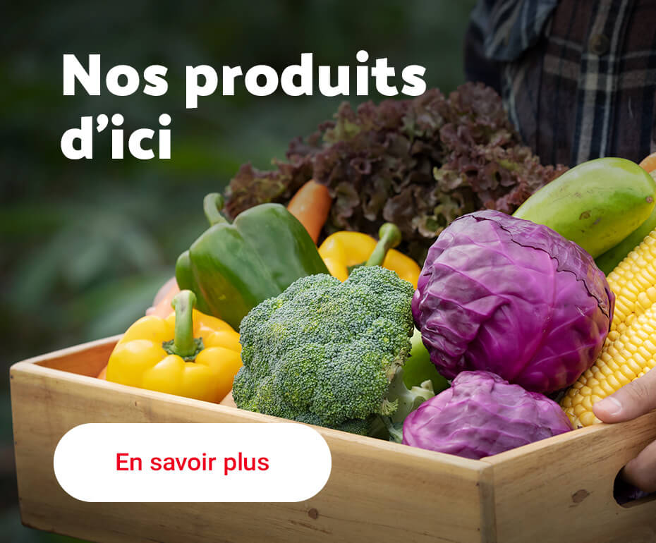 Une image montrant les mains d'une personne remettant un paquet de légumes à une autre personne en arrière-plan, ainsi que le texte "Nos produits d'ici". Au bas des images se trouve également un bouton "En savoir plus".