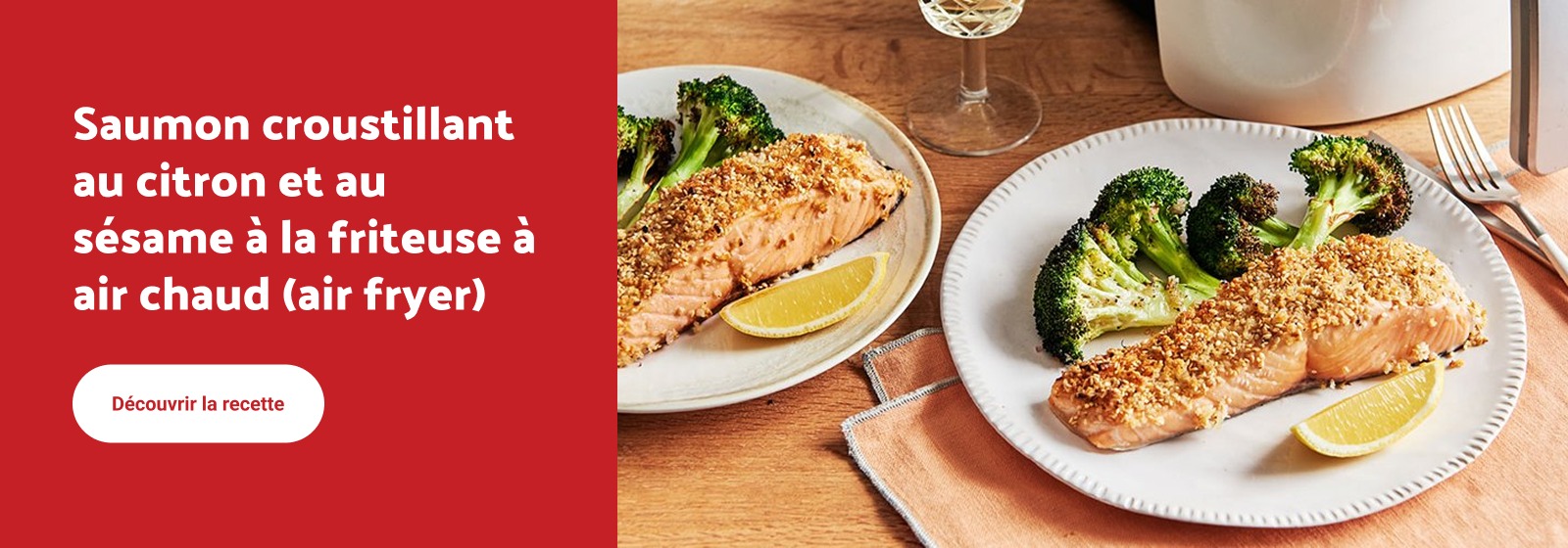 Lecture du texte : « Saumon croustillant au citron et au sésame à la friteuse à air, servi avec du brocoli sur une table en bois. Pour plus de détails, consultez la recette CTA Discover. »