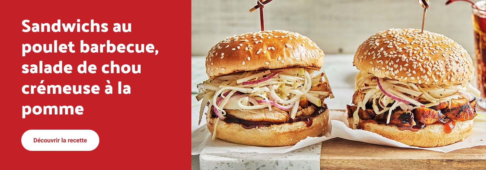 Lecture du texte : « Sandwichs au poulet barbecue avec salade de chou crémeuse aux pommes, comprenant deux sandwichs avec des petits pains, du poulet grillé et de la salade de chou. Pour plus de détails, consultez la recette CTA Discover. »