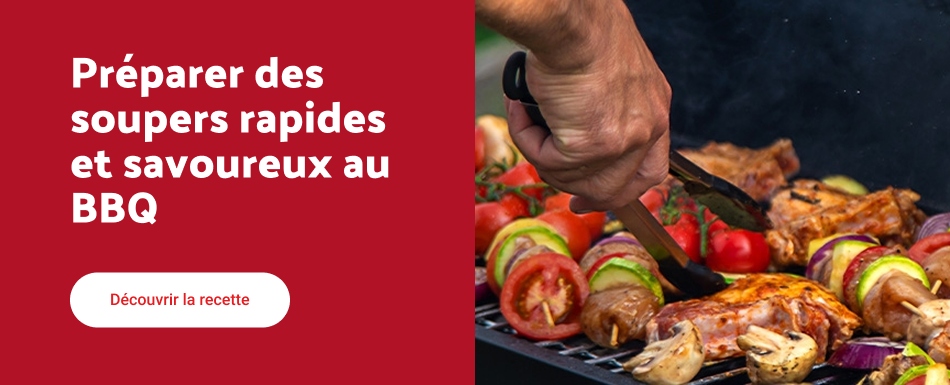 Lecture du texte : « Côtelettes de porc grillées et salade de maïs. Découvrir la recette. » Image montrant quatre côtelettes de porc grillées sur une planche en bois à côté d’un bol de salade de maïs et de tomates.»