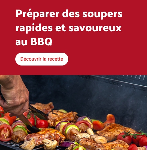 Lecture du texte : « Côtelettes de porc grillées et salade de maïs. Découvrir la recette. » Image montrant quatre côtelettes de porc grillées sur une planche en bois à côté d’un bol de salade de maïs et de tomates.»